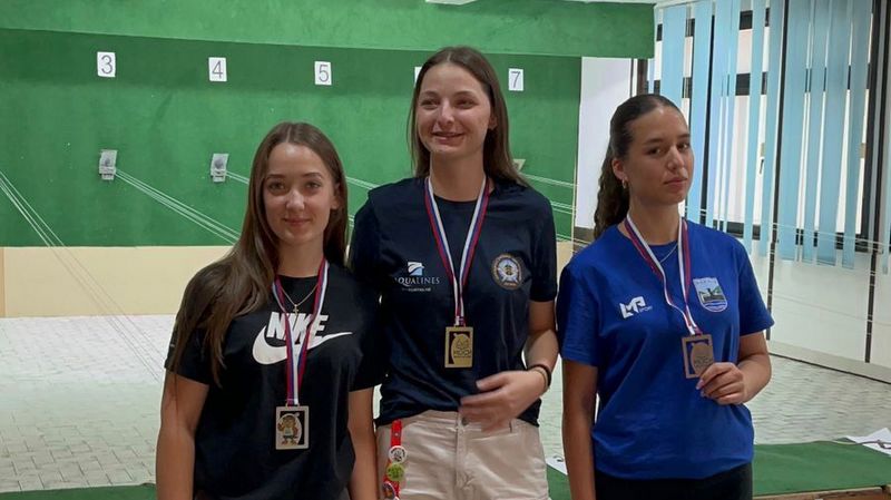 Bronzana Ksenija Jukić treća sa lijevo na desno