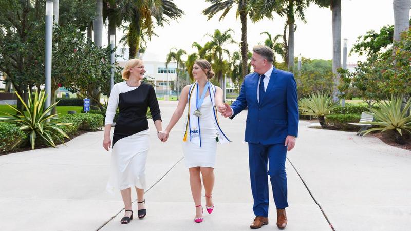 Diplomska Sara sa roditeljima Zoranom Inidirom