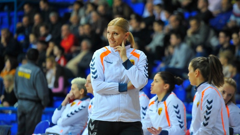 Indira u bijeloj trenerci