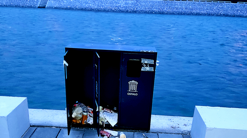 razbijene korpe za smeće na novoj obaloutvrdi pored Lima Berane 2025jpg