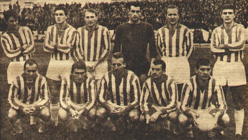 фк црвена звезда Поповић други с десна чучиjpg